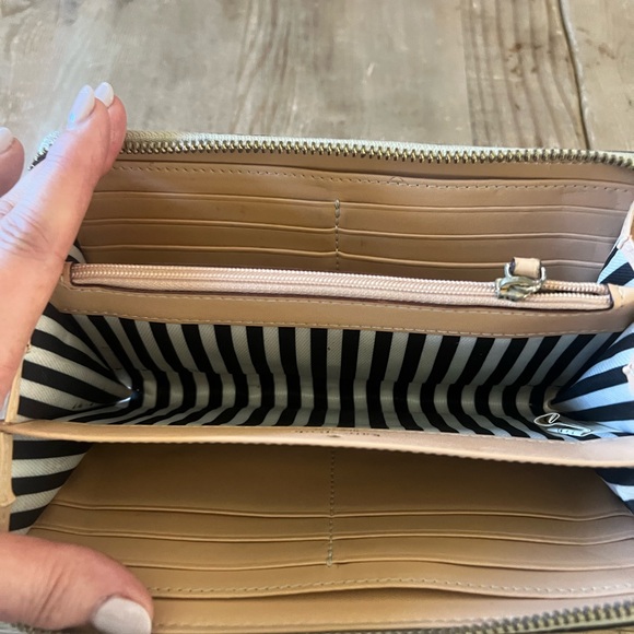 Kate Spade woman’s Two-Tone Black and Cream Wallet - Picture 7 of 9